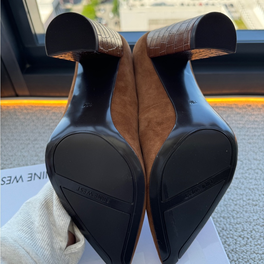 Brown suede and croc Nine West pointed heel. Never worn. - Picture 5 of 6